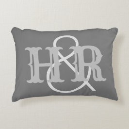 Initialer för lyckligt par på en prydnadskudde