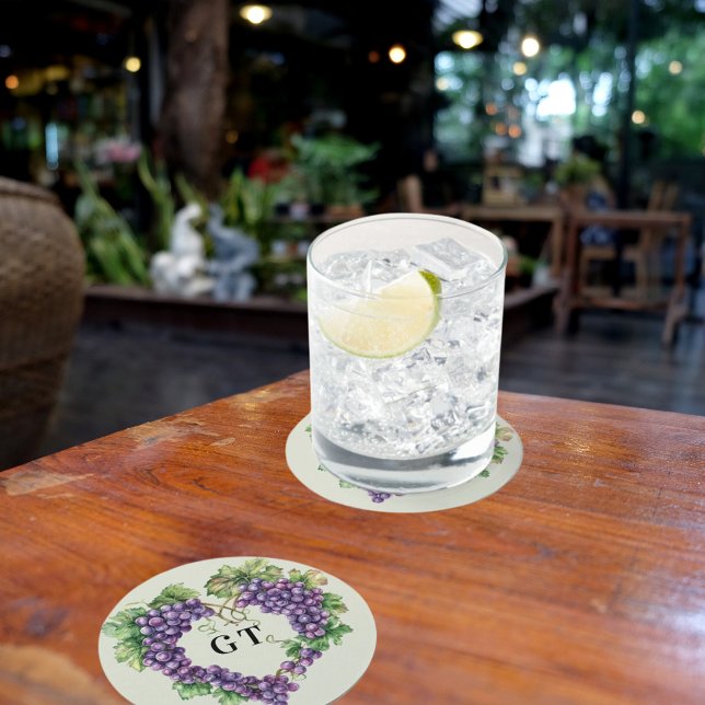 Initialer i form av ett hjärtmonogram med vindruvo underlägg papper rund (Skapare uppladdad)