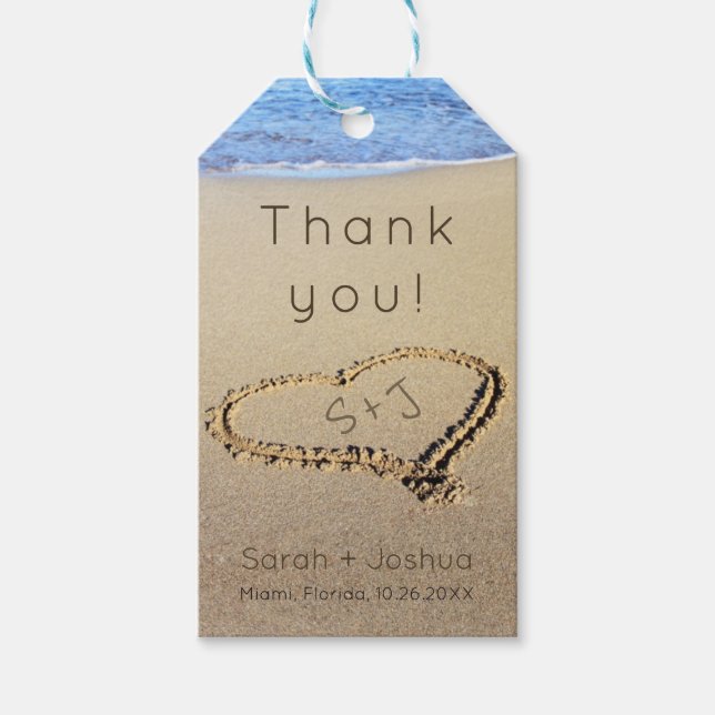 Initialer i hjärtat i Sand Beach Wedding Tack Presentetikett (Framsidan)