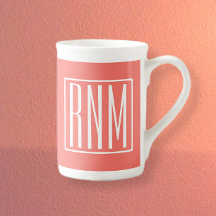 Initialer Monogram   Vit på korall Benporslin Mugg