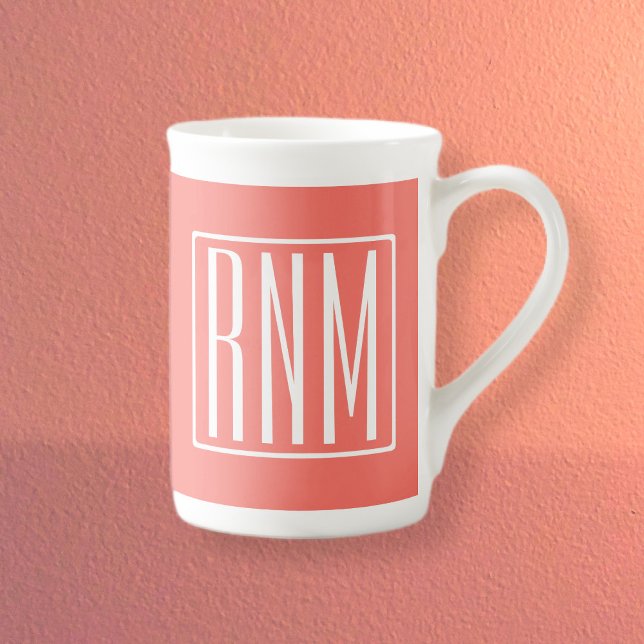 Initialer Monogram | Vit på korall Benporslin Mugg (Skapare uppladdad)