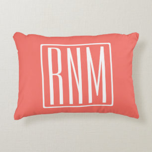 Initialer Monogram   Vit på korall Prydnadskudde