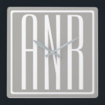 Initialer Monogram | Vit på ljus Grått Fyrkantig Klocka<br><div class="desc">Klassi,  djärv och modern..</div>