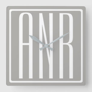 Initialer Monogram Vit på ljus Grått Fyrkantig Klocka