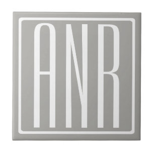 Initialer Monogram Vit på ljus Grått Kakelplatta