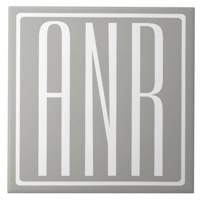 Initialer Monogram | Vit På Ljusgrå Kakelplatta (Framsidan)