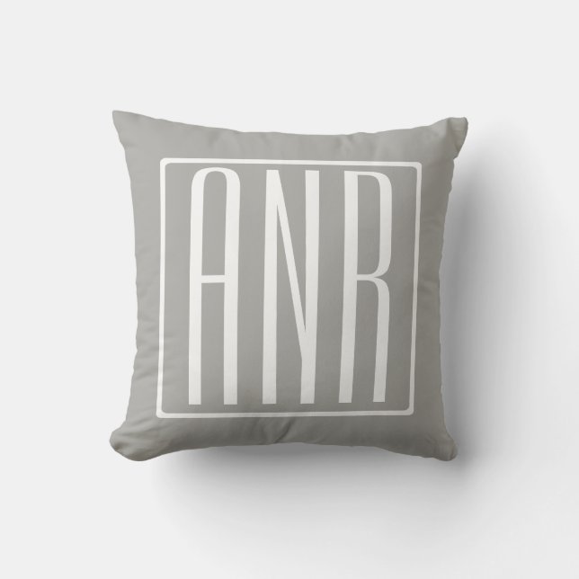 Initialer Monogram | Vit På Ljusgrå Kudde (Framsida)