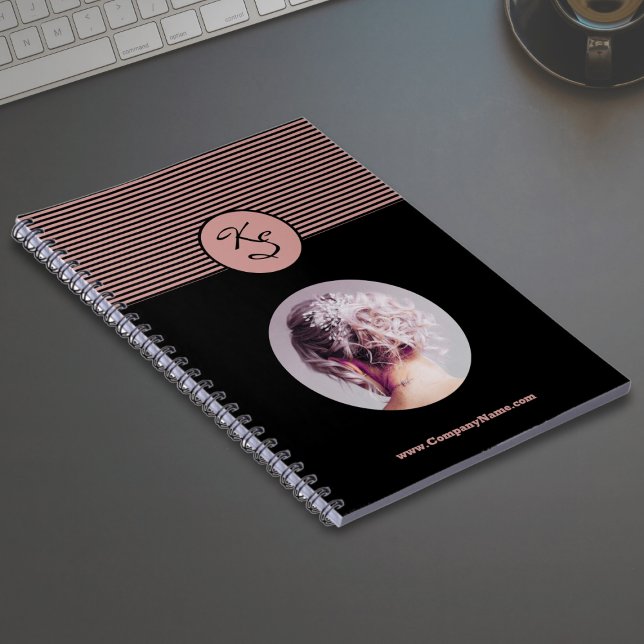 Initialer Rosa Black Hairstylist Workshop Anteckningsbok (Initials Pink Black Hairstylist Workshop Notebook with Image)