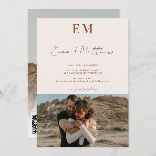Initialer terracotta beige 2 foton qr bröllop inbjudningar (Fram/baksida)