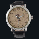 Initialer Wood Träd Ringar Personlig Armbandsur<br><div class="desc">Den här vackra, romantiska ritningen av armbandsur är perfekt för bröllop, årsdag eller Alla hjärtans dag. Det har ett träliknande utseende som struktur, som den översta synen på en träd-stump som är komplett med ringar och en bark gräns. Ett hjärta med pil har överförts till det. Använda fält för att...</div>