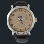 Initialer Wood Träd Ringar Personlig Armbandsur<br><div class="desc">Den här vackra, romantiska ritningen av armbandsur är perfekt för bröllop, årsdag eller Alla hjärtans dag. Det har ett träliknande utseende som struktur, som den översta synen på en träd-stump som är komplett med ringar och en bark gräns. Ett hjärta med pil har överförts till det. Använda fält för att...</div>
