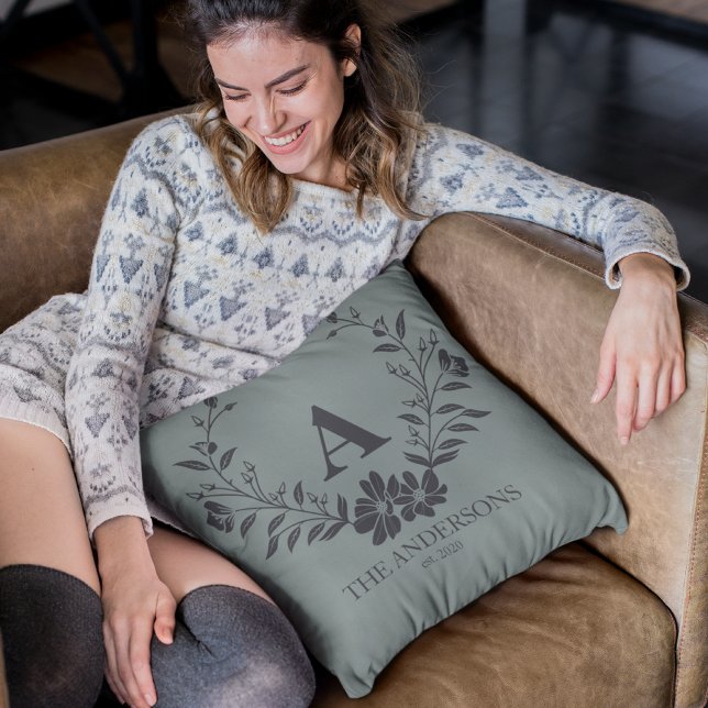 Initialt monogram för personlig av Rustic grönt Kudde (Skapare uppladdad)