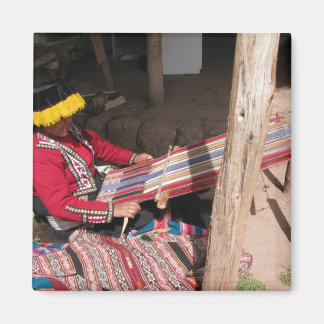 Ïnka Woman vid Backstrap Loom Magnet