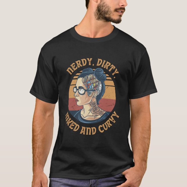 Inked Curvy Dirty and Nerdy Girl Tatto Bok Readi T Shirt (Framsida)