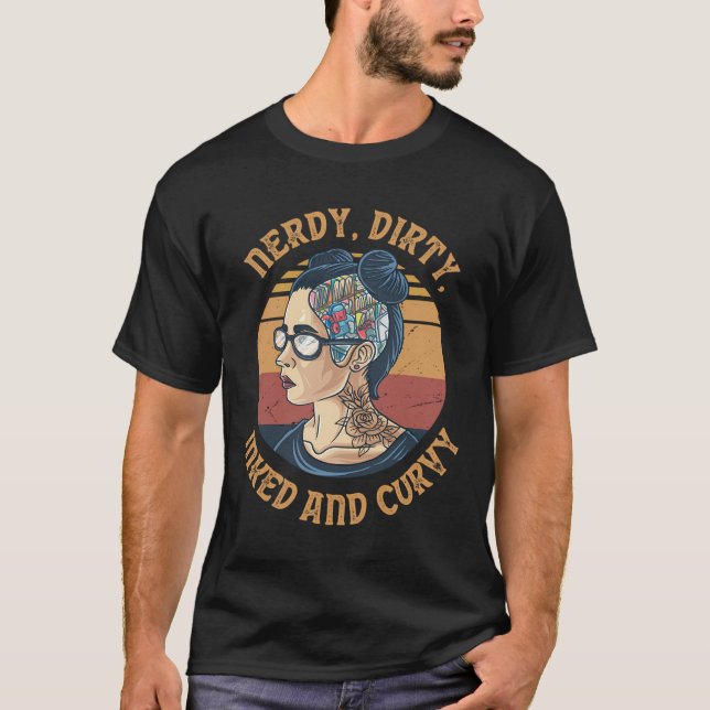 Inked Curvy Dirty and Nerdy Girl Tatto Bok Readi T Shirt (Framsida)