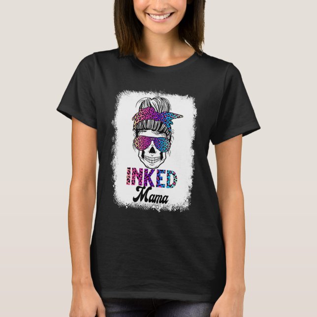 Inked Mama Bleached Leopard Messy Bun Skull Mom T Shirt (Framsida)