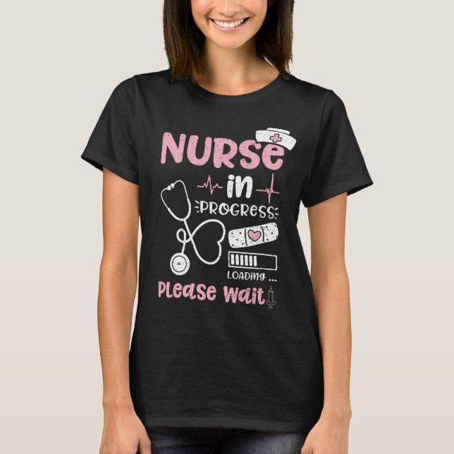 Inläsning av sjuksköterskor pågår Vänta T Shirt (Framsida)