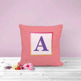 Inledande brev i övertoningskvadrat/ monogram kudde