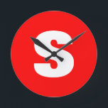 Inledande Brev Monogram Modern Stil Red White Rund Klocka<br><div class="desc">Vill du äga en produkt med initialer i ditt namn? Det är mycket enkelt,  estetiskt och attraktivt.</div>