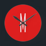 Inledande Brev Monogram Modern Stil Red White Rund Klocka<br><div class="desc">Vill du äga en produkt med initialer i ditt namn? Det är mycket enkelt,  estetiskt och attraktivt.</div>