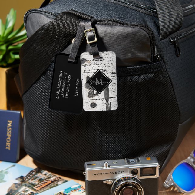 Inledande fotografi av Brev Monogram Aspen Bark Bagagebricka (Fram & Baksida)