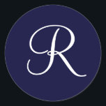Inledande R för marint blått och vitt monogram Runt Klistermärke<br><div class="desc">Navy Blue & White Monogram R-skript</div>