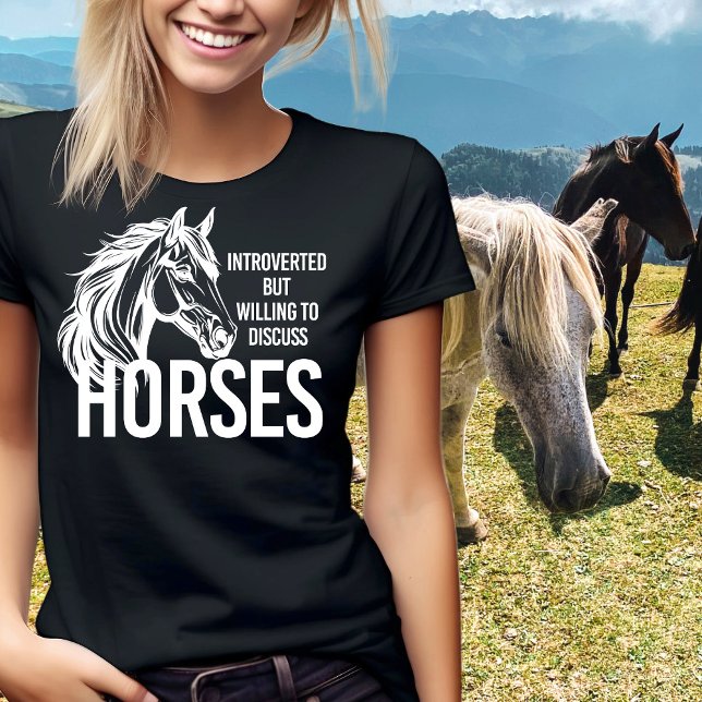 Inledd men villig att diskutera hästar lustigt t shirt (Introverted but willing to discuss horses funny woman T-Shirt)