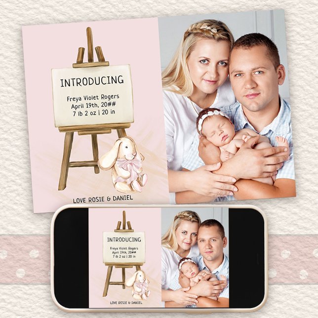 Inledning av Easel & Bunny Photo Flicka Birth Meddelande (Photo Birth Announcement with cute nursery design. Buy printed or as printable digital download)