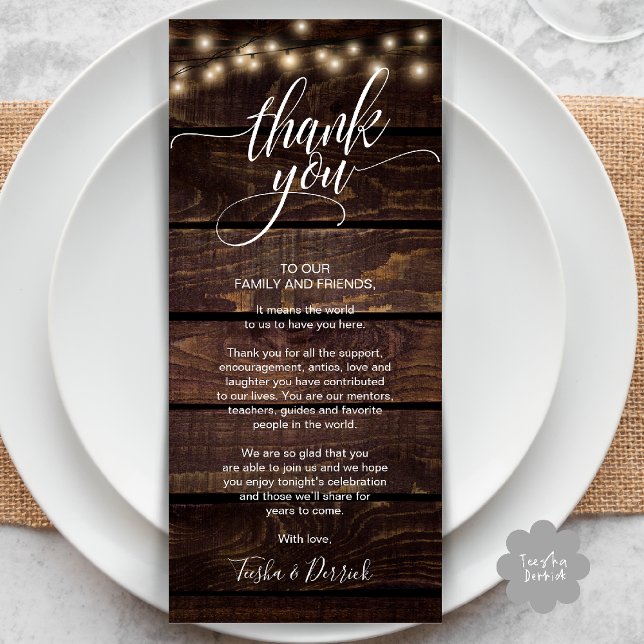 Inmatningskort för Rustic Bröllop Tack Ställe Program (Rustic Wedding Dinner Thank you Place Setting Card in cottage dark brown wood string lights)