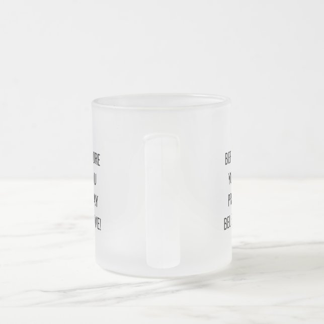 Innan du ber, tro! Motiverande mugg.  Frostad Glasmugg (Handtag)