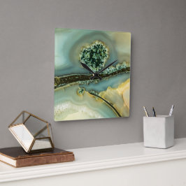 Innanför en halvädelsten fyrkantig klocka