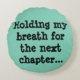 Innehav min andedräkt för det nästa kapitlet… rund kudde