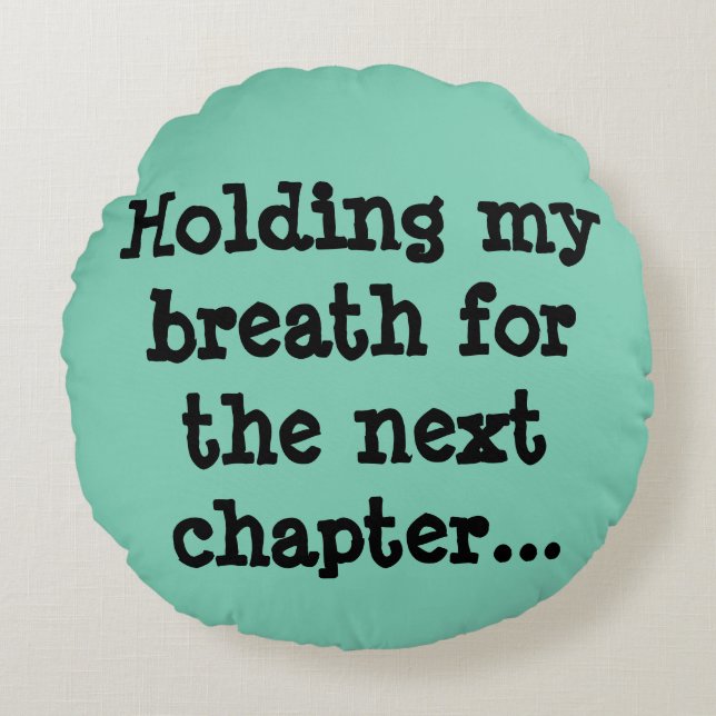 Innehav min andedräkt för det nästa kapitlet… rund kudde (Framsidan)