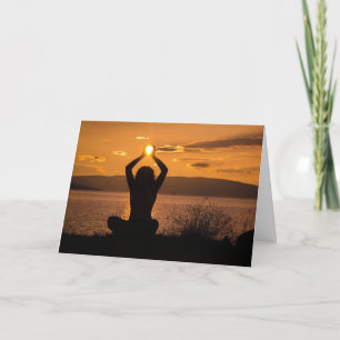 Innehavande av Sol Winter Solstice-kort Helgkort