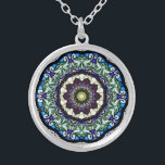 Inneslutet glasfönster Kaleidoscope5 Necklace Silverpläterat Halsband<br><div class="desc">Gorgous kaleidoscope-design skapat från ett foto av ett vackert glasfönster i nedfläckaden vid Dam i Victory Basilica i Lackawant,  New York. ( Mer information om den här fantastisk finns på: www.OurLadyofVictory.org )</div>