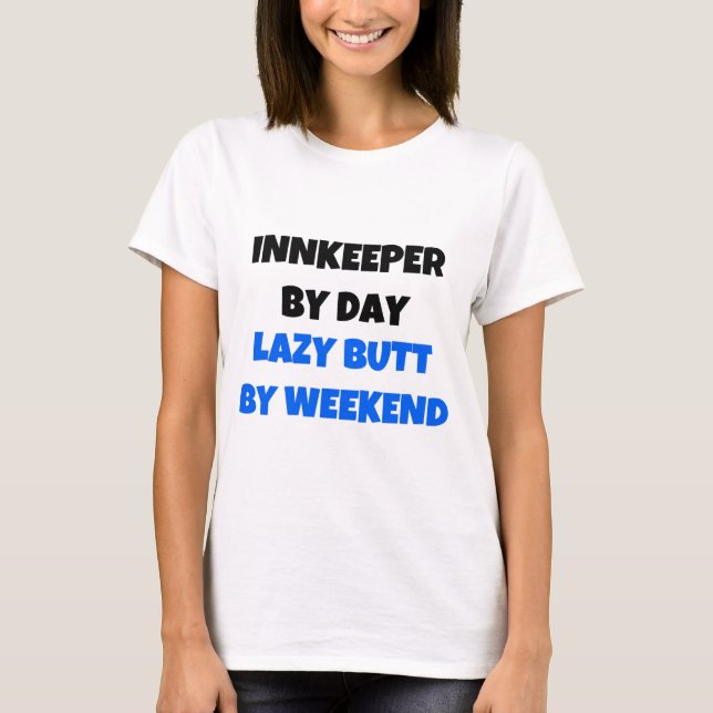 Innkeeper by Day Lazy Butt Helg T-shirt (Framsida)
