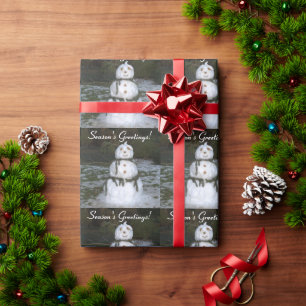 Inpackning av den pappra snödamen med den Spruce Presentpapper