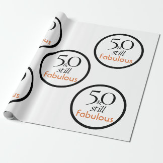 Inpackning av papper till den stora 50th presentpapper