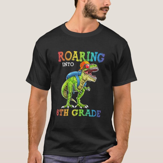 Inplantering i 6e Klass Dinosaur t rex tillbaka ti Shirt (Framsida)