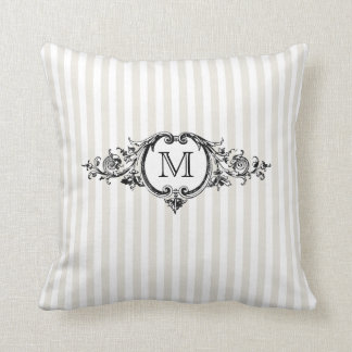Inramad Monogram på randar Kudde
