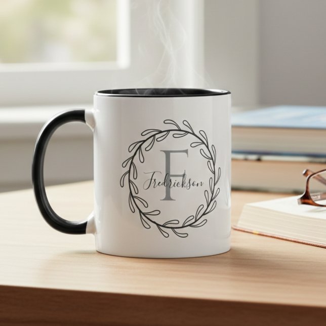 Inredningsmonogram med botanisk bladkrans mugg (Minimalist botanical leaf wreath for a housewarming — perfect gift idea for teachers or friends)