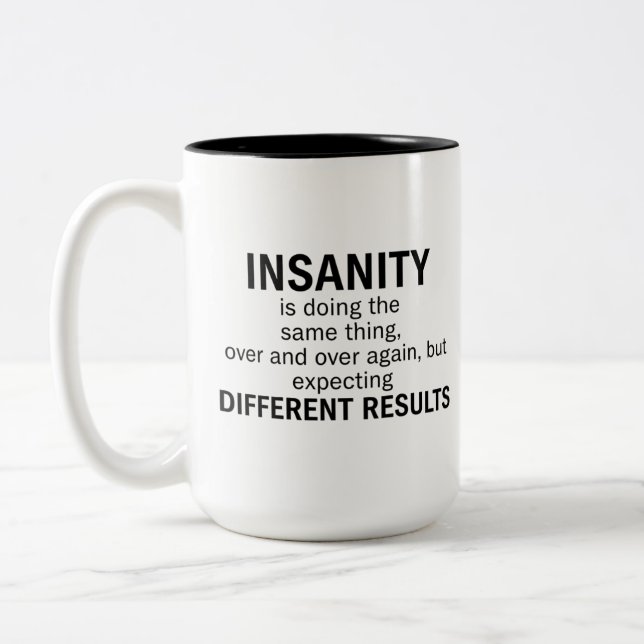 Insanity Is Doing the Same Thing Två-Tonad Mugg (Vänster)