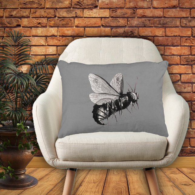Insekten Creepy Gothic Bee Skull Vingar Prydnadskudde (Creepy Gothic look bee in black and white with skull wings on grey decorative pillow.)