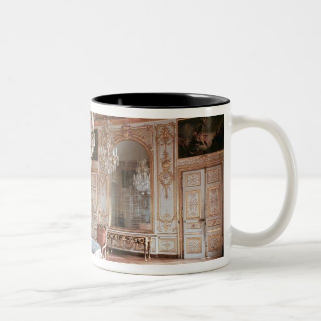 Insida av Sallen du Conseil 1701-55 Två-Tonad Mugg (Höger)