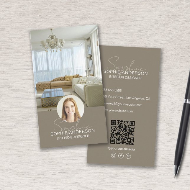 Insida Designer Photo QR-skript Namn Taupe Visitkort (Interior Designer Photo QR Script Name Taupe Business Card)