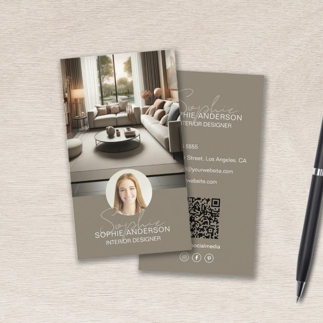 Insida Designer-skript, Namn-fotosättsgenomgång fö Visitkort (Interior Designer Script Name Photo QR Taupe Business Card)