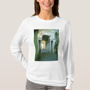 Insidan med beskådar av trappuppgången tröja