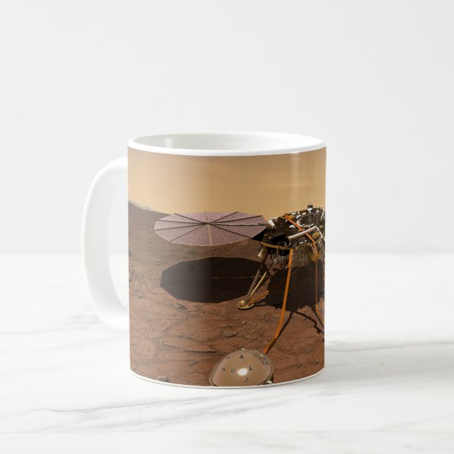 Insight Lander som opererar Yta på Mars. Kaffemugg (Framsida vänster)