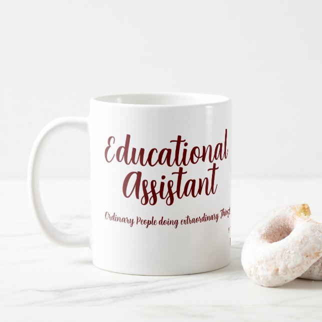 INSPIRATIONAL BERRY FÄRG TEXT Education Assistant Kaffemugg (Med munk)