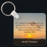 Inspirational Bible Verse Jeremiah 29:11 Soluppgån Nyckelring<br><div class="desc">För jag vet vilka planer jag har för dig, förklarar Herren. Planerar att blomstra dig och inte skada dig, planerar för ge som du hoppas och en framtid. Jeremiah 29:11 bibelvern på en vacker soluppväxtfotografigåva till havs med din personlig namn. Den här anpassningsbarna inspirerande citatteckenkedja innehåller ett upplyftande bibliskt citat...</div>